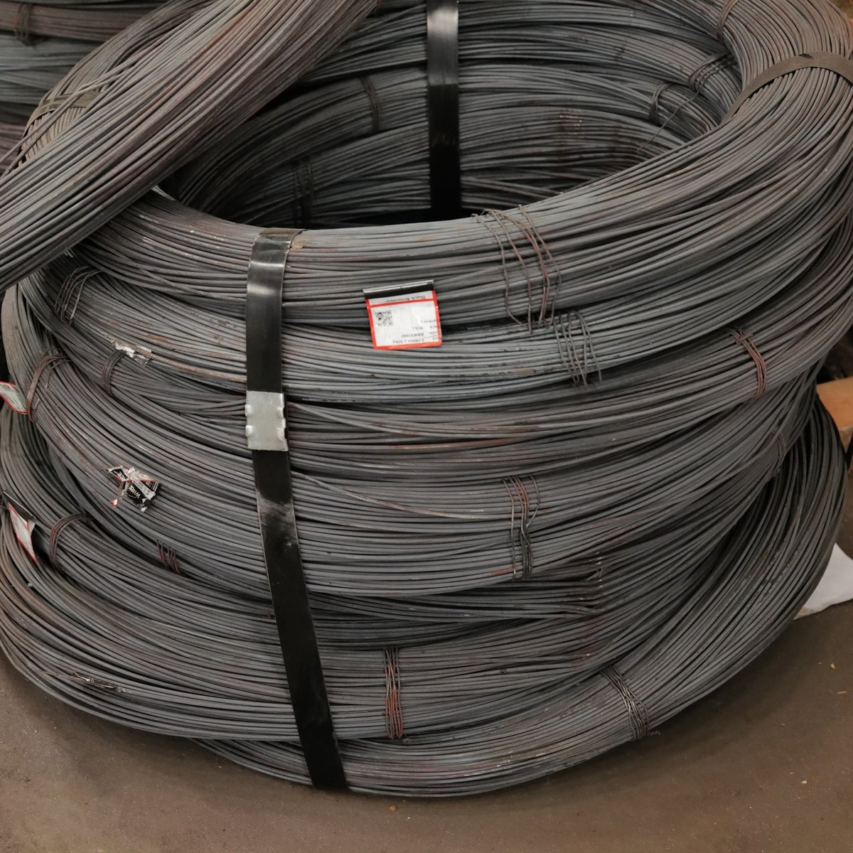 Strapped coil of black annealed binding wire