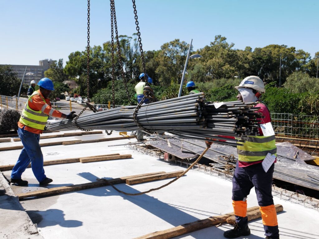The Granger Building, Cape Town 14 RMS team guiding a crane-lifted bundle of reinforcing steel onto site